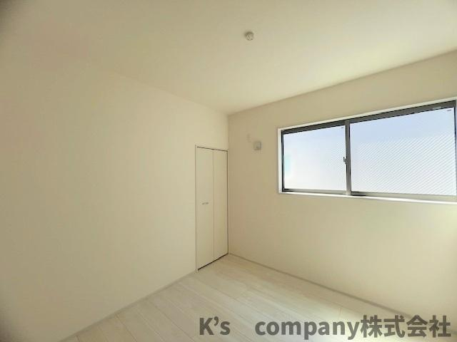 茅ヶ崎市松浪2丁目　新築戸建　3号棟の子供部屋|ストレージルーム4.5帖◇窓があり光が差し込む明るいお部屋です◇居室としてもお使いいただけます♪