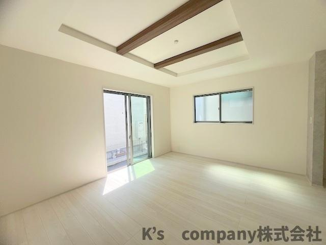 茅ヶ崎市松浪2丁目　新築戸建　3号棟の居間・リビング|リビングは南向きで陽当たり良好です◇