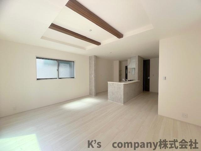 茅ヶ崎市松浪2丁目　新築戸建　3号棟の居間・リビング|リビングはゆとりの18帖◇３方向からの明かりが差し込む憩いのスペース♪