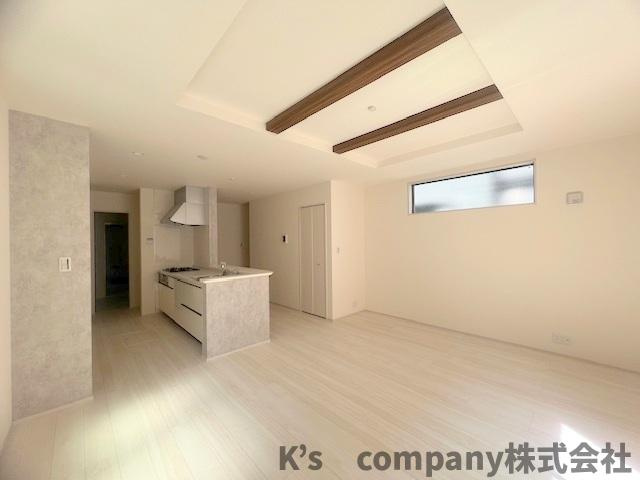 茅ヶ崎市松浪2丁目　新築戸建　3号棟の居間・リビング|キッチンからはお子様を見守りながらお料理ができます♪