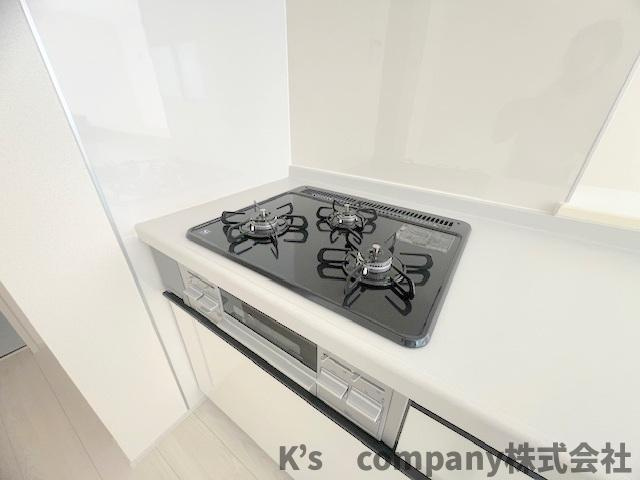 茅ヶ崎市松浪2丁目　新築戸建　3号棟のキッチン|三口ガスコンロでお料理の幅が広がります◇