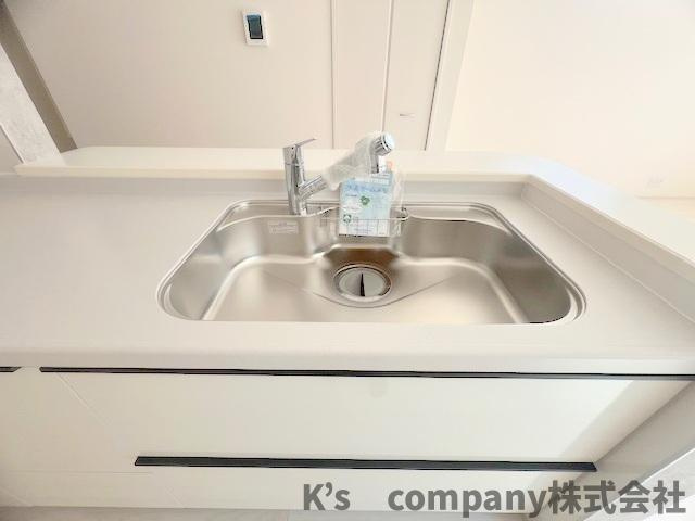 茅ヶ崎市松浪2丁目　新築戸建　3号棟のキッチン|扱いやすいステンレス素材のシンク◇