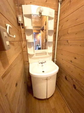 高島市新旭町熊野本中古ログハウスの独立洗面台