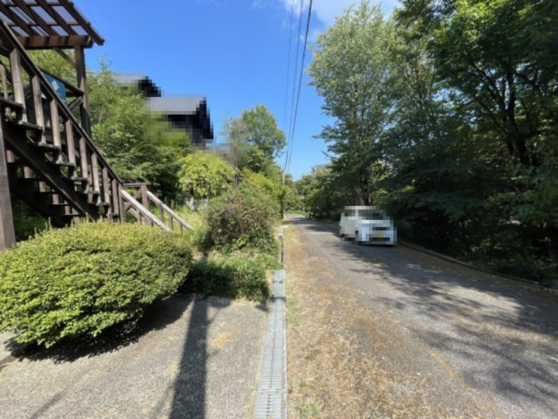 高島市新旭町熊野本中古ログハウスの前面道路含む現地写真