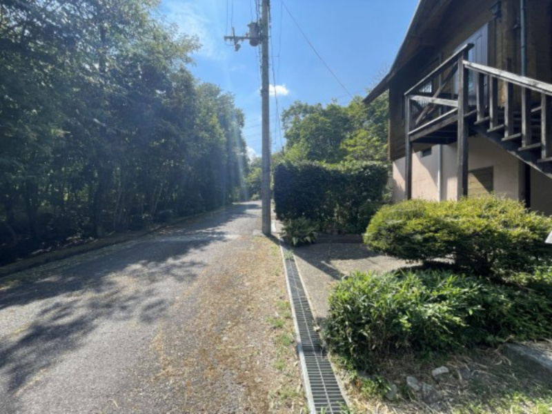 高島市新旭町熊野本中古ログハウスの前面道路含む現地写真