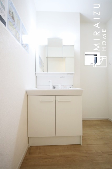 【独立洗面台】 | 洗濯機置き場、脱衣スペースもしっかりと確保されている洗面室。
水回りが集結した間取りなので、お料理やお洗濯物、お掃除の同時進行も可能です。