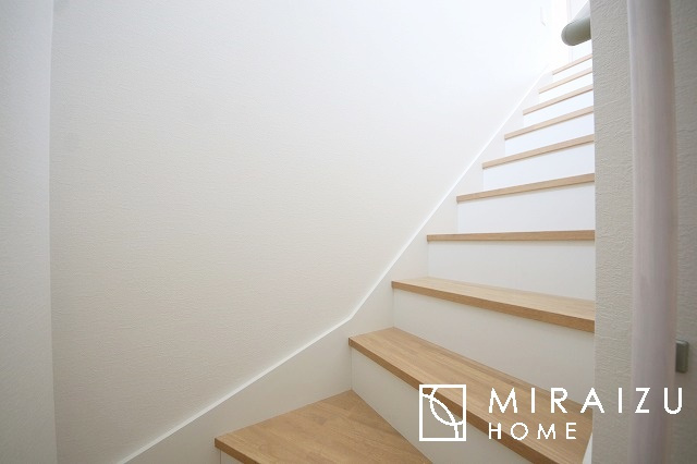 【内装】 | 安全性に配慮した手すり、清潔感や明るい陽光を取り入れてくれる窓がある階段。LED照明付きでお財布にもやさしいつくり。