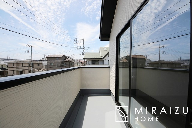 【バルコニー】 | 暮らしやすさを考えたプランで快適な現地ロケーションを実現。安らぎに満たされる、ゆとりのある日々を過ごせます♪