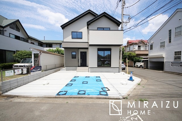【外観】 | 青く澄み渡った綺麗な空と、陽の光をたっぷりと受ける、そんな新築住宅で新生活をスタートしてみませんか？見学・ご相談等、ミライズホーム(株)までお気軽にご連絡下さい。
