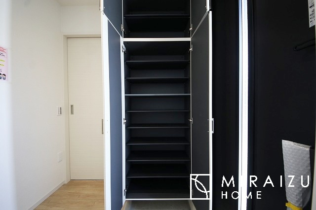 【玄関】 | 日当たりの良いお家は嬉しいですよね。それぞれ価値観が分かれる箇所です、実際に内覧して日当たりの心地よさをご体感下さいね♪