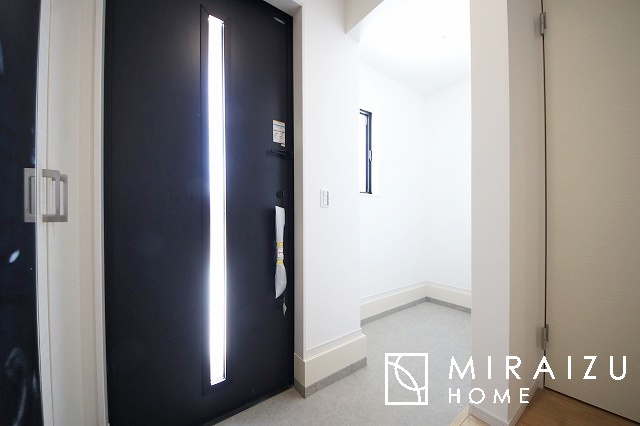 【玄関】 | 建物完成につき、実際のお部屋をごゆっくりご見学いただけます。お休みの日にご家族で見学はいかがでしょう。