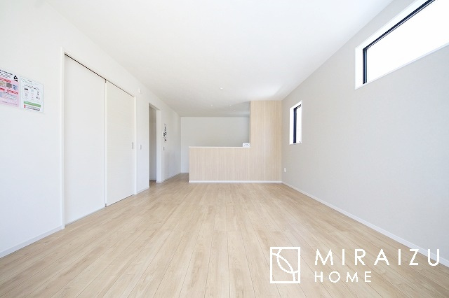 【居間・リビング】 | 暮らしやすさを考えたプランで快適な現地ロケーションを実現。安らぎに満たされる、ゆとりのある日々を過ごせます♪