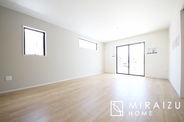 【居間・リビング】 | お子さんが宿題をしたり、ちょっとした作業もできる、家族みんながそれぞれの時間を過ごせるリビングです。