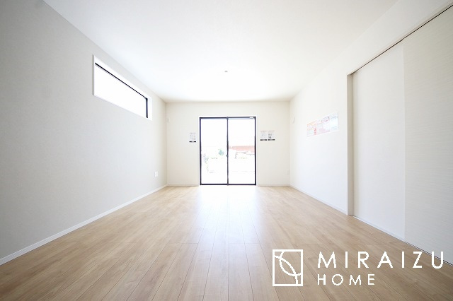 【居間・リビング】 | 食事を取るスペースもリラックスしてくつろげるスペースもお子さんが勉強するスペースも兼ね備えたリビングダイニング。