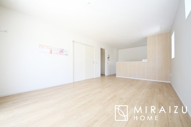 【居間・リビング】 | 窓が多いと温かな太陽の光と心地いい風が室内へと入ります。家族が集まるリビングは明るく過ごしやすいつくりです。窓が多いお家は住みやすい証です。