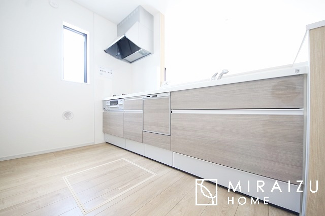 【キッチン】 | 収納に様々な工夫がされていて出しやすく片付けやすい、散らかりにくいキッチンになっています！人工大理石の天板や深型シンクなど、デザイン性と機能性を兼ね備えているので見せたいキッチンになっています。