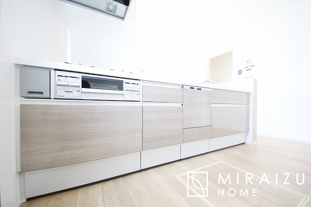 【キッチン】 | 広々としたキッチンは大きな深型シンク、3口コンロ、換気扇、大きなお鍋から小物まで取り出しやすさを考えられた引き出し収納の付いたシステムキッチンです。