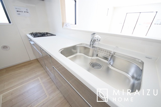 【キッチン】 | 収納力と機能性を備えたシステムキッチン。圧力鍋や大きなフライパンなどの調理器具から調味料など幅広く収納し、お料理のしやすいつくりになっています。