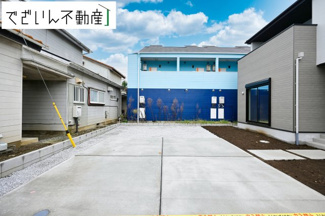 【外観】 | ≪1号棟≫流行に左右されず、将来にわたって価値が継続する「上質」な佇まい。おしゃれな雰囲気や自然の潤い、親しみやすさといった個性を、街に新たな価値をもたらし続けます。
現地(2025年9月撮影)