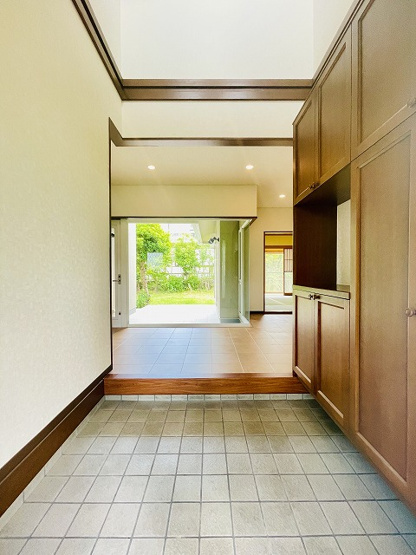 【玄関】 | 筑紫野市美しが丘南５丁目　戸建て | 玄関扉あけたら緑たっぷりのお庭を望めるのも魅力です