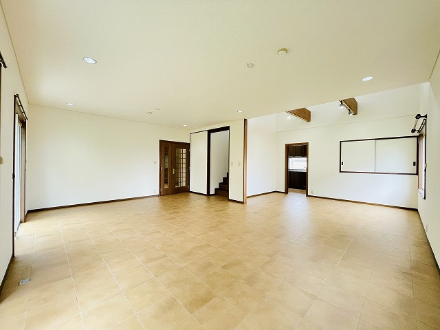 【居間・リビング】 | 筑紫野市美しが丘南５丁目 | 24.3帖の広々リビングは緑豊かなお庭を眺める癒やしの空間です。1階は電動シャッター付きで安心です