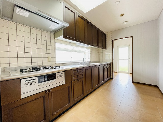 【キッチン】 | 筑紫野市美しが丘南５丁目 | リビング・廊下側からもアクセスでき家事動線もばっちりのキッチン！天井部に吹き抜けもあり明るく開放的な空間です