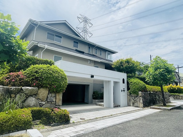 【外観】 | 筑紫野市美しが丘南５丁目　戸建て | 閑静な住宅街の角地で緑豊かなお庭も魅力です。1階は電動シャッター付きで防犯面でも安心してお過ごしいただけます