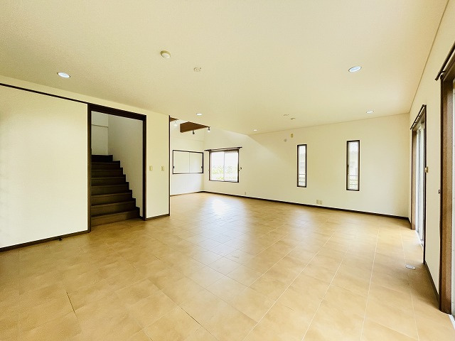 【居間・リビング】 | 筑紫野市美しが丘南５丁目 | 2階への階段部分は扉がついています