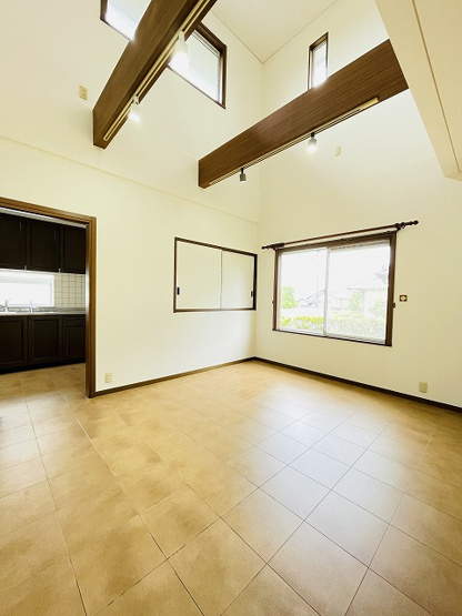 【居間・リビング】 | 筑紫野市美しが丘南５丁目 | 吹き抜けで開放感あるリビングダイニング