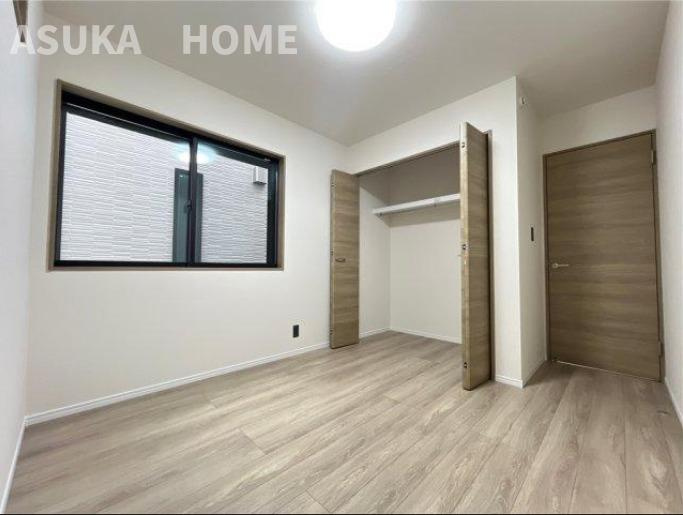 港南台一丁目新築戸建の洋室|明るい洋室です