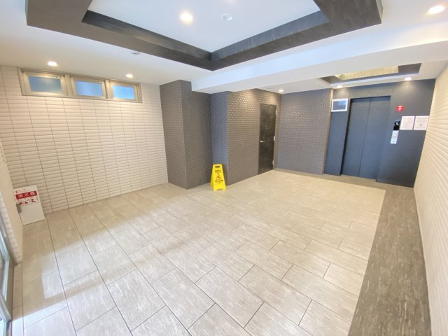 大阪市港区市岡元町１丁目の賃貸マンションのエントランス