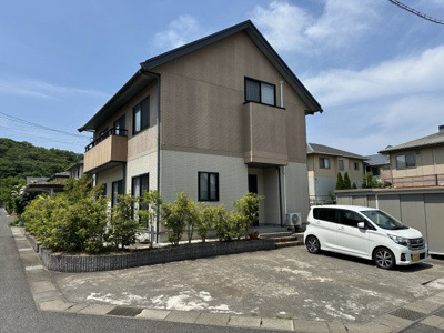 【外観】 | 美萩野5丁目　蔵のある家 | 駐車場は、4台駐車できます。（幅11.96ｍ）