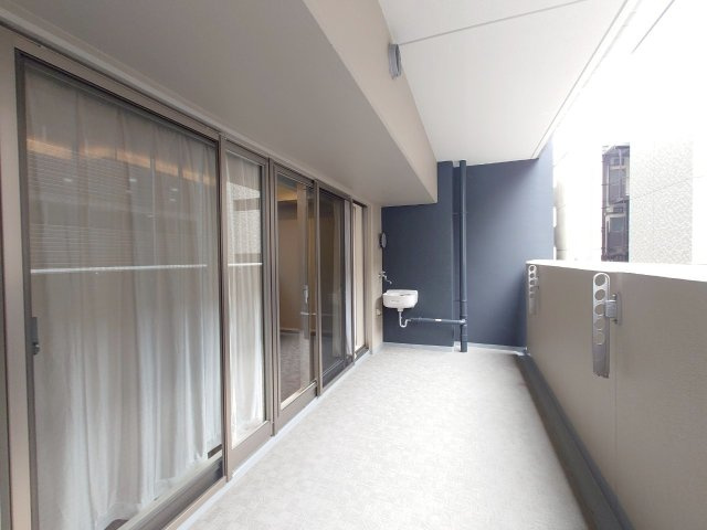 地下鉄『四条』駅徒歩2分＆阪急『烏丸』駅徒歩４分☆リフォーム完了で即入居可能☆四条烏丸クロスマークのバルコニー|バルコニー