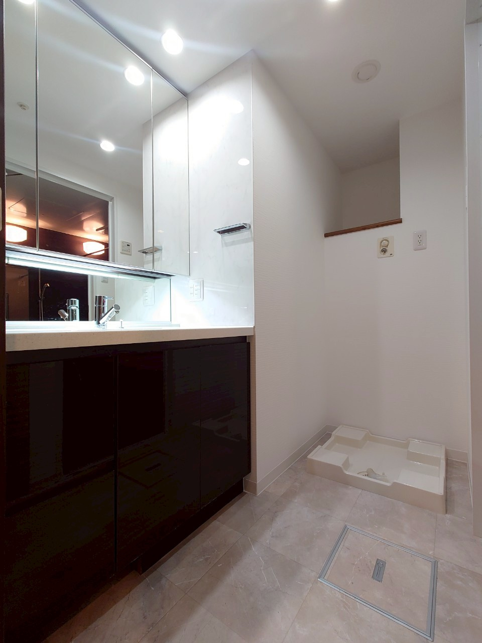 地下鉄『四条』駅徒歩2分＆阪急『烏丸』駅徒歩４分☆リフォーム完了で即入居可能☆四条烏丸クロスマークの洗面所|洗濯機置き場