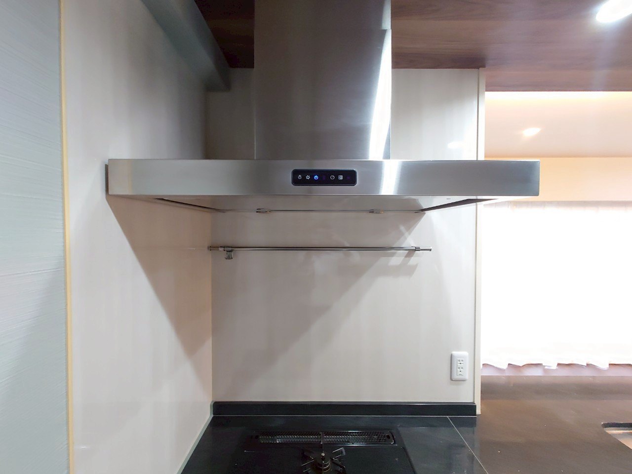 地下鉄『四条』駅徒歩2分＆阪急『烏丸』駅徒歩４分☆リフォーム完了で即入居可能☆四条烏丸クロスマークのキッチン|レンジフード