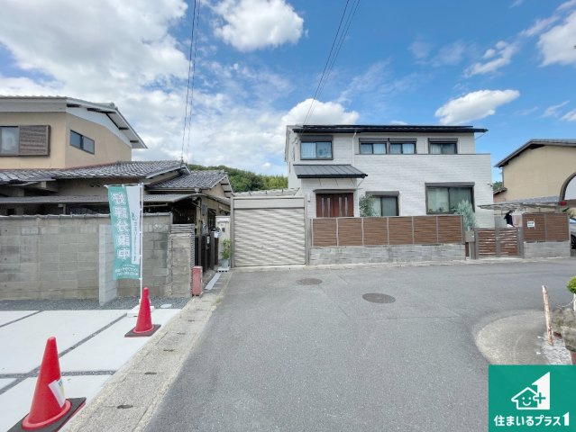 京都市伏見区桃山与五郎町　第3期　新築一戸建ての前面道路含む現地写真|周辺は閑静な住宅街！前面道路広々で車の出し入れも便利です。駐車が苦手な方でも安心して車庫入れできます！