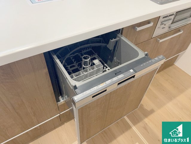 京都市伏見区桃山与五郎町　第3期　新築一戸建ての設備|食事後の一仕事、食器洗いをボタン一つでお任せできちゃいます！場所を取らないビルトイン式なので、お料理スペースもしっかり確保！