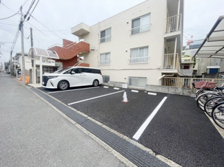 【駐車場】 | マンションの駐車場スペース。空きの有無や駐車料金、サイズ規定などについては、改めてお問い合わせください。～即日のご見学可能～　お問合せはお気軽にどうぞ。