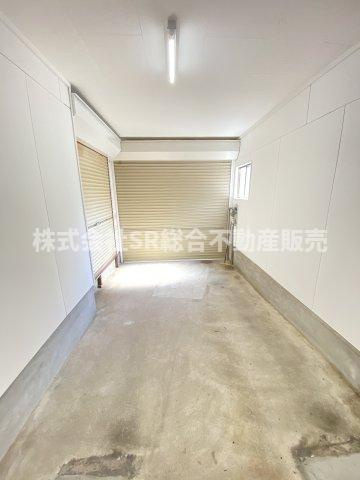 東鴻池町4丁目中古戸建の駐車場|シャッター付き車庫（車種による）があり大事なお車を雨風から守れ、3方向から出入り可能です！