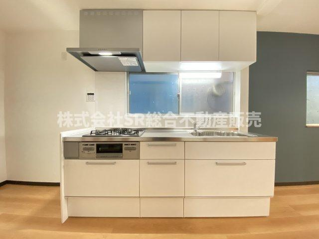 東鴻池町4丁目中古戸建のキッチン|設備の充実したシステムキッチンで快適にお料理できます！