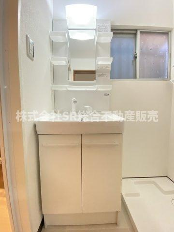 東鴻池町4丁目中古戸建の独立洗面台|独立洗面台、小物を置くことができて便利です