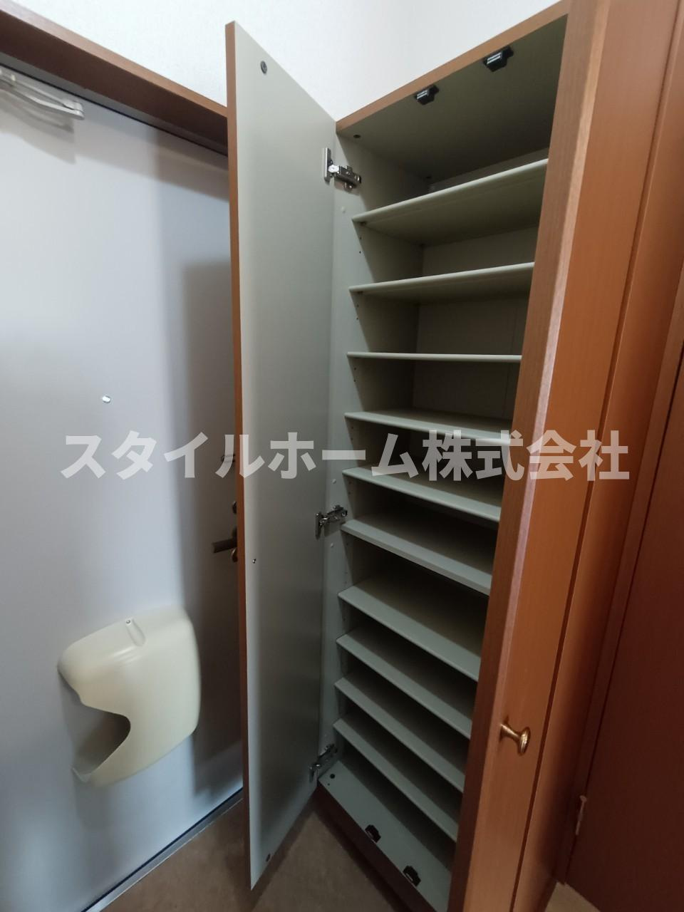 ガーデンコート平松APの収納|同建物内別部屋の写真です。