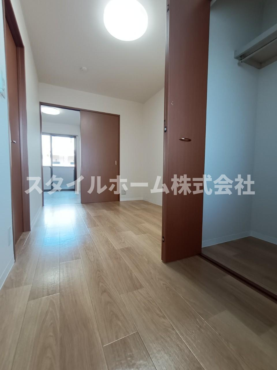 ガーデンコート平松APの居間・リビング|同建物内別部屋の写真です。