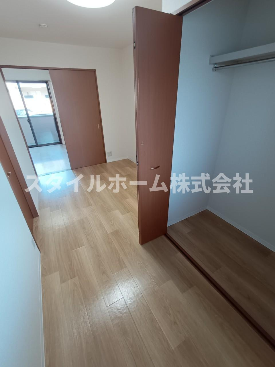 ガーデンコート平松APの居間・リビング|同建物内別部屋の写真です。