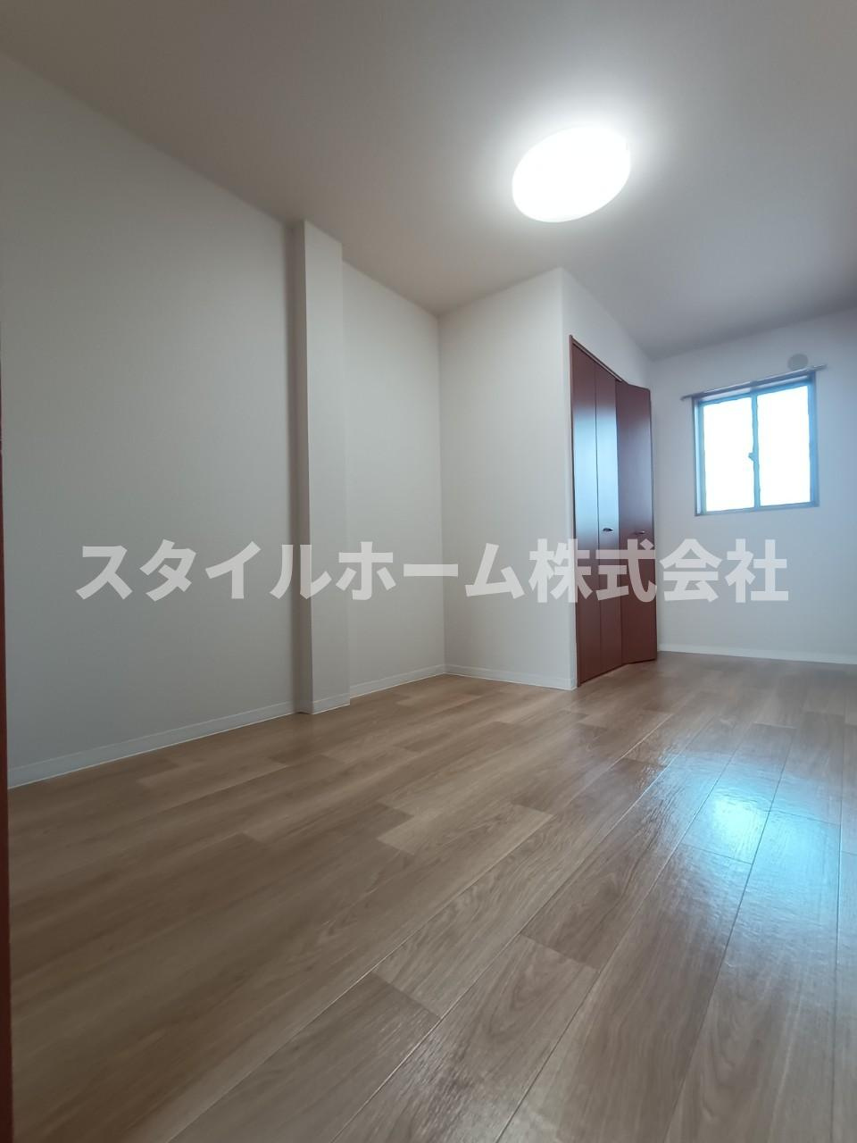 ガーデンコート平松APの居間・リビング|同建物内別部屋の写真です。