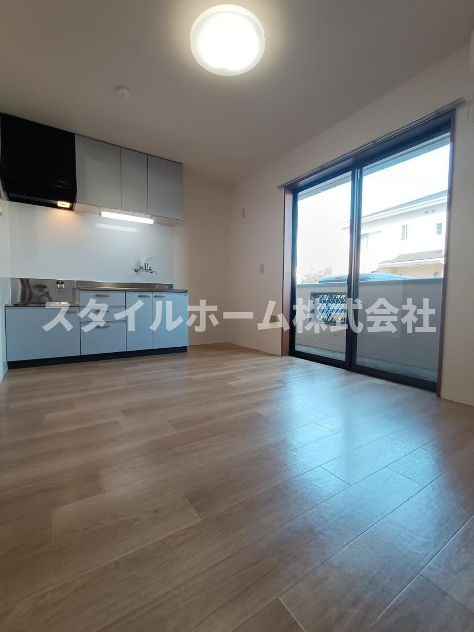 ガーデンコート平松APの居間・リビング|同建物内別部屋の写真です。