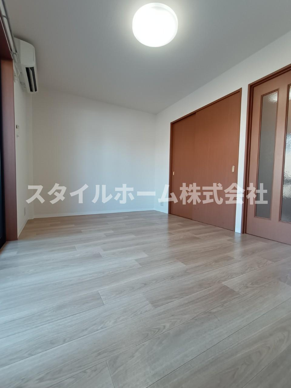 ガーデンコート平松APの居間・リビング|同建物内別部屋の写真です。