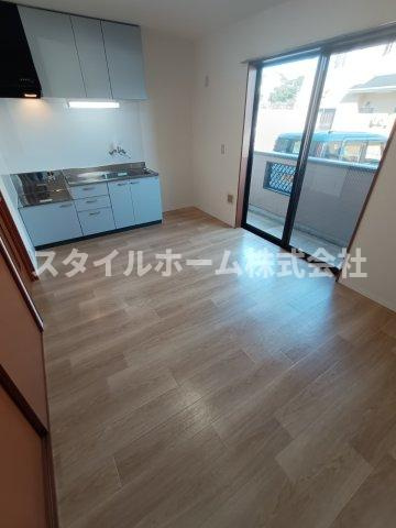 ガーデンコート平松APの居間・リビング|同建物内別部屋の写真です。