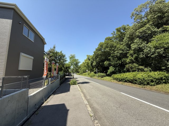 Livele Garden.S堺市南区赤坂台5丁5期　1号棟の前面道路含む現地写真