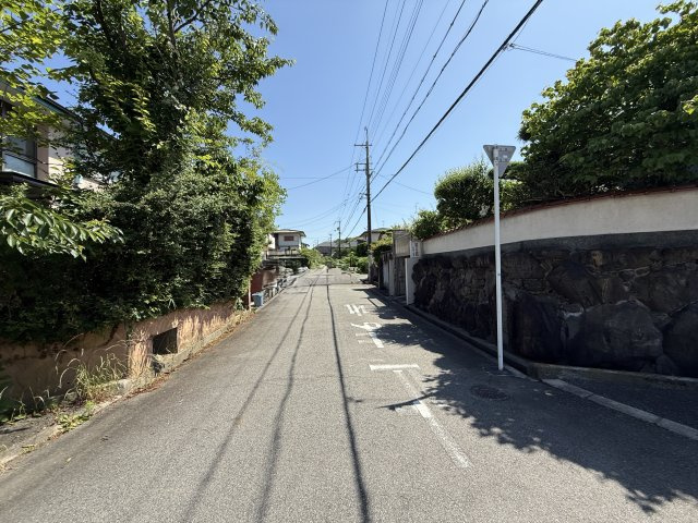 Livele Garden.S堺市南区赤坂台5丁5期　1号棟の前面道路含む現地写真